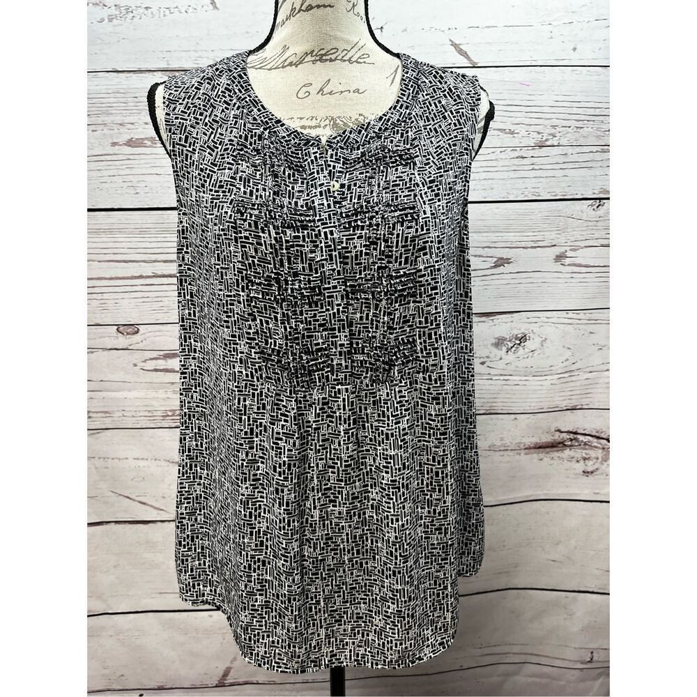 Serein medium black and white sleeveless‎ button down blouse - 3075